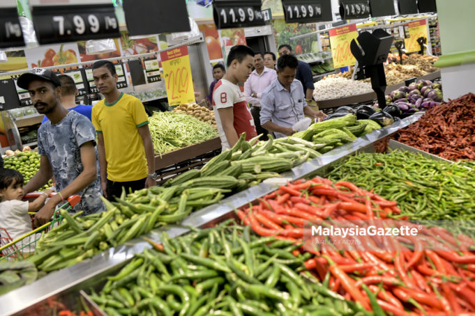 Beberapa pengunjung memilih barang-barang keperluan asas di Lulu Hypermarket, Kuala Lumpur. foto FAREEZ FADZIL, 19 JULAI 2018.