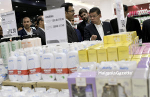 Menteri Perdagangan Dalam Negeri dan Hal Ehwal Pengguna (KPDNHEP), Datuk Saifuddin Nasution Ismail (tengah) melihat harga barang-barang keperluan semasa membuat tinjauan di Lulu Hypermarket, Kuala Lumpur. foto FAREEZ FADZIL, 19 JULAI 2018