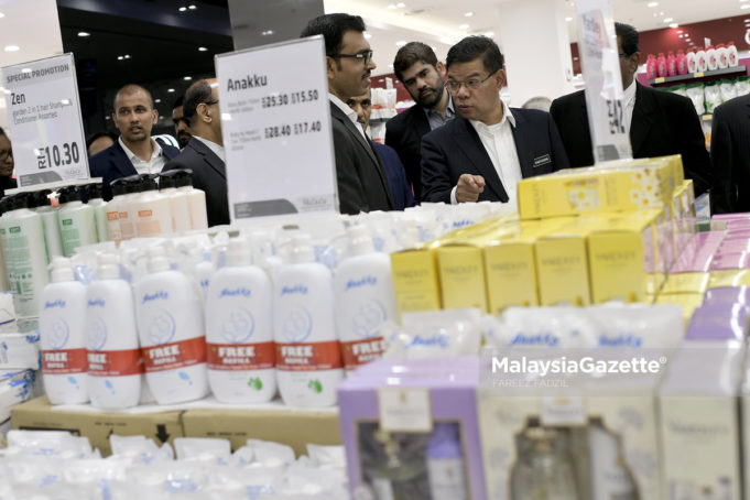 Menteri Perdagangan Dalam Negeri dan Hal Ehwal Pengguna (KPDNHEP), Datuk Saifuddin Nasution Ismail (tengah) melihat harga barang-barang keperluan semasa membuat tinjauan di Lulu Hypermarket, Kuala Lumpur. foto FAREEZ FADZIL, 19 JULAI 2018