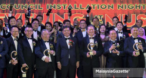 Menteri Perdagangan Dalam Negeri dan Hal Ehwal Pengguna (KPDNHEP), Datuk Saifuddin Nasution Ismail (tengah) bersama Presiden Persatuan Rangkaian Runcit Malaysia (MRCA), Datuk Seri Garry Chua Kah Seng (tiga kiri) bergambar kenangan dengan sebahagian penerima anugerah penghargaan pada Majlis Makan Malam Persatuan Rangkaian Runcit Malaysia (MRCA) di Hotel One World, Petaling Jaya, Selangor. foto FAREEZ FADZIL, 20 JULAI 2018