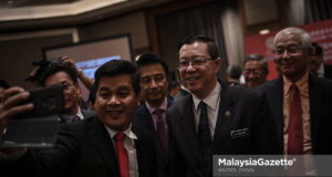 Menteri Kewangan, Yb Lim Guan Eng beramah mesra dengan berswafoto bersama sebahagian ahli yang hadir pada Majlis Makan Tengah Hari sempena Mesyuarat Agung Tahunan yang ke-72 Gabungan Dewan Perniagaan dan Perindustrian Cina Malaysia (ACCCIM) di Hotel Mandarin Oriental, Kuala Lumpur. foto HAZROL ZAINAL, 20 JULAI 2018.