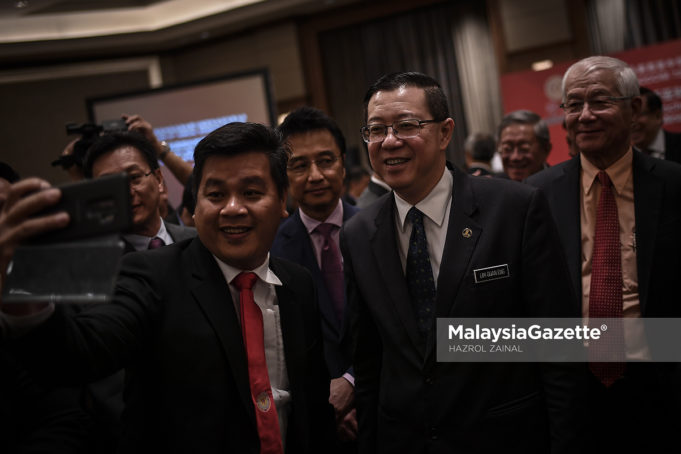 Menteri Kewangan, Yb Lim Guan Eng beramah mesra dengan berswafoto bersama sebahagian ahli yang hadir pada Majlis Makan Tengah Hari sempena Mesyuarat Agung Tahunan yang ke-72 Gabungan Dewan Perniagaan dan Perindustrian Cina Malaysia (ACCCIM) di Hotel Mandarin Oriental, Kuala Lumpur. foto HAZROL ZAINAL, 20 JULAI 2018.