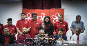 Perdana Menteri merangkap Pengerusi Parti Pribumi Bersatu Malaysia (PPBM), Tun Dr Mahathir Mohamad (tengah) bercakap pada sidang media khas Parti Pribumi Bersatu Malaysia (PPBM) di Menara Yayasan Selangor, Petaling Jaya. foto SYAFIQ AMBAK, 20 JULAI 2018