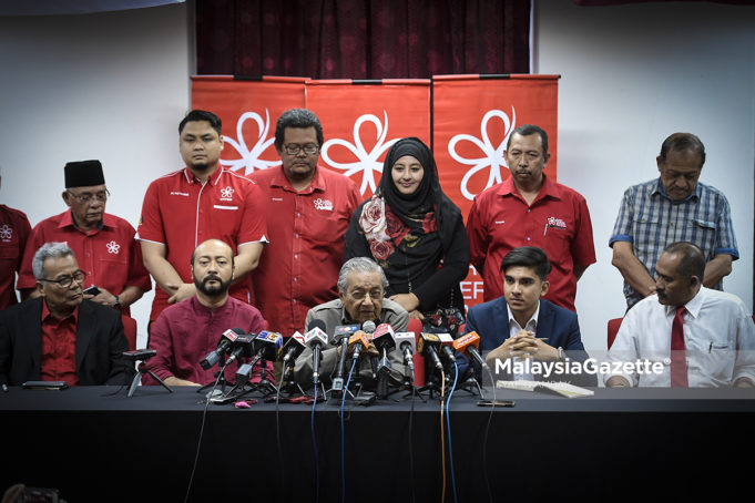 Perdana Menteri merangkap Pengerusi Parti Pribumi Bersatu Malaysia (PPBM), Tun Dr Mahathir Mohamad (tengah) bercakap pada sidang media khas Parti Pribumi Bersatu Malaysia (PPBM) di Menara Yayasan Selangor, Petaling Jaya. foto SYAFIQ AMBAK, 20 JULAI 2018