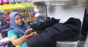 Isu kasut hitam menjadi panas selepas Kementerian Pendidikan telah membenarkan semua pelajar sekolah rendah dan menengah untuk memakai kasut berwarna hitam mulai sesi persekolahan tahun hadapan ketika tinjauan lensa Malaysia Gazette di kedai kasut Yebeng Sdn. Bhd, Kuala Lumpur. foto SYAFIQ AMBAK, 20 JULAI 2018.