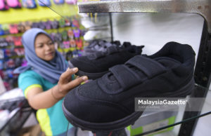Kasut hitam: Isu kecil tapi ramai gembira Isu kasut hitam menjadi panas selepas Kementerian Pendidikan telah membenarkan semua pelajar sekolah rendah dan menengah untuk memakai kasut berwarna hitam mulai sesi persekolahan tahun hadapan ketika tinjauan lensa Malaysia Gazette di kedai kasut Yebeng Sdn. Bhd, Kuala Lumpur. foto SYAFIQ AMBAK, 20 JULAI 2018.