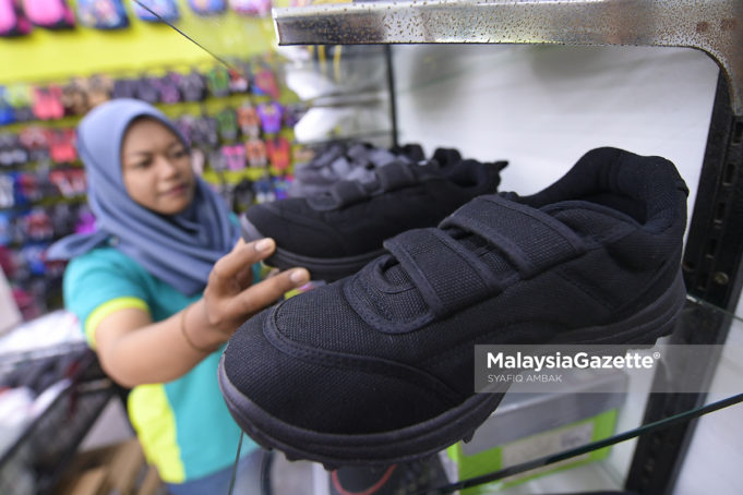 Isu kasut hitam menjadi panas selepas Kementerian Pendidikan telah membenarkan semua pelajar sekolah rendah dan menengah untuk memakai kasut berwarna hitam mulai sesi persekolahan tahun hadapan ketika tinjauan lensa Malaysia Gazette di kedai kasut Yebeng Sdn. Bhd, Kuala Lumpur. foto SYAFIQ AMBAK, 20 JULAI 2018.
