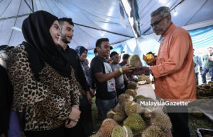 Menteri Wilayah Persekutuan, Khalid Abdul Samad (kanan) tidak melepaskan peluang beramah mesra dengan pengunjung pada Majlis Perasmian Pesta Durian Vaganza di Taman Ekuestrian, Putrajaya. foto HAZROL ZAINAL, 21 JULAI 2018.