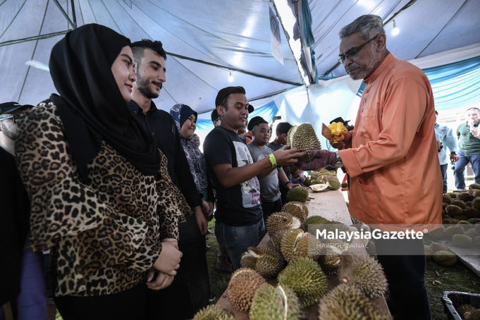 Menteri Wilayah Persekutuan, Khalid Abdul Samad (kanan) tidak melepaskan peluang beramah mesra dengan pengunjung pada Majlis Perasmian Pesta Durian Vaganza di Taman Ekuestrian, Putrajaya. foto HAZROL ZAINAL, 21 JULAI 2018.