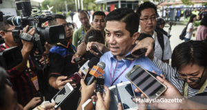 Menteri Hal Ehwal Ekonomi, Datuk Seri Mohamed Azmin Ali bercakap kepada media pada Penamaan Calon Pilihan Raya Kecil (PRK) kerusi Dewan Undangan Negeri Sungai Kandis di Dewan Besar Tanjung MBSA, Seksyen 19, Shah Alam, Selangor. foto AFFAN FAUZI, 21 JULAI 2018