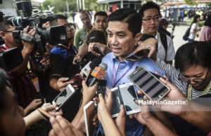 Azmin nafi tidak sehaluan dengan Wan Azizah Menteri Hal Ehwal Ekonomi, Datuk Seri Mohamed Azmin Ali bercakap kepada media pada Penamaan Calon Pilihan Raya Kecil (PRK) kerusi Dewan Undangan Negeri Sungai Kandis di Dewan Besar Tanjung MBSA, Seksyen 19, Shah Alam, Selangor. foto AFFAN FAUZI, 21 JULAI 2018