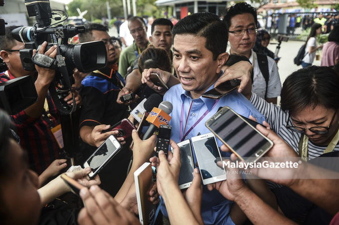 Menteri Hal Ehwal Ekonomi, Datuk Seri Mohamed Azmin Ali bercakap kepada media pada Penamaan Calon Pilihan Raya Kecil (PRK) kerusi Dewan Undangan Negeri Sungai Kandis di Dewan Besar Tanjung MBSA, Seksyen 19, Shah Alam, Selangor. foto AFFAN FAUZI, 21 JULAI 2018