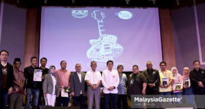 imbalan Menteri Pertanian dan Industri Asas Tani, Sim Tze Tzim (tengah) bersama Timbalan Menteri Pengangkutan, Datuk Kamarudin Jaffar bergambar kenangan dengan barisan penaja pada Program 'Dont Waste Food The Concert 2018' di Pusat Belia Antarabangsa Kuala Lumpur, Cheras. foto FAREEZ FADZIL, 22 JULAI 2018