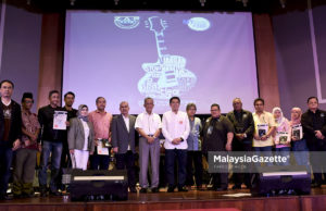 imbalan Menteri Pertanian dan Industri Asas Tani, Sim Tze Tzim (tengah) bersama Timbalan Menteri Pengangkutan, Datuk Kamarudin Jaffar bergambar kenangan dengan barisan penaja pada Program 'Dont Waste Food The Concert 2018' di Pusat Belia Antarabangsa Kuala Lumpur, Cheras. foto FAREEZ FADZIL, 22 JULAI 2018