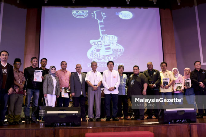 MGF22072018_DONT WASTE FOOD_04 imbalan Menteri Pertanian dan Industri Asas Tani, Sim Tze Tzim (tengah) bersama Timbalan Menteri Pengangkutan, Datuk Kamarudin Jaffar bergambar kenangan dengan barisan penaja pada Program 'Dont Waste Food The Concert 2018' di Pusat Belia Antarabangsa Kuala Lumpur, Cheras. foto FAREEZ FADZIL, 22 JULAI 2018