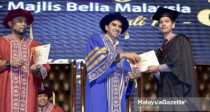 Menteri Belia dan Sukan, Syed Saddiq Syed Abdul Rahman (tengah) menyampaikan Anugerah Pelatih Terampil Cemerlang kepada Muhammad Hafizuddin Ramli (kanan) sambil diiringi Presiden Majlis Belia Malaysia, Mua'amar Ghadafi Jamal Jamaluddin (kiri) pada Majlis Konvokesyen Belia Mahir Kali Ke-5 Majlis Belia Malaysia (MBM) di Pusat Perniagaan Bangi Avenue, Bangi, Selangor. foto FAREEZ FADZIL, 22 JULAI 2018