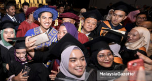 Menteri Belia dan Sukan, Syed Saddiq Syed Abdul Rahman (dua kiri) beramah mesra dengan sebahagian graduan pada Majlis Konvokesyen Belia Mahir Kali Ke-5 Majlis Belia Malaysia (MBM) di Pusat Perniagaan Bangi Avenue, Bangi, Selangor. foto FAREEZ FADZIL, 22 JULAI 2018