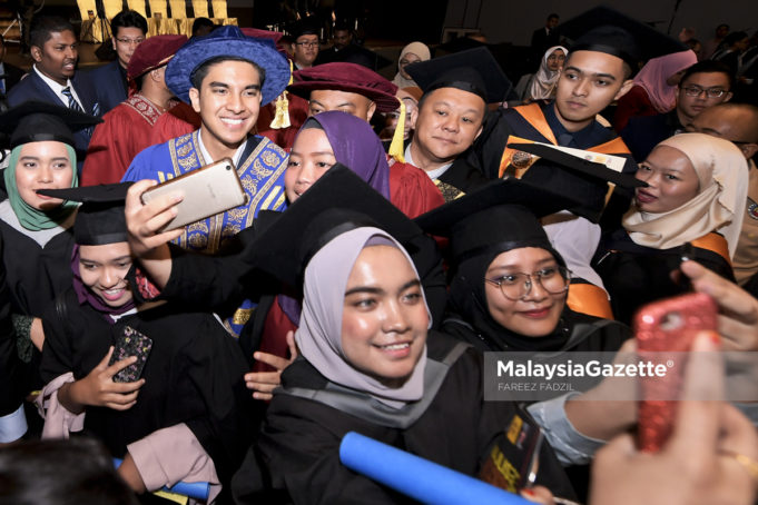 Menteri Belia dan Sukan, Syed Saddiq Syed Abdul Rahman (dua kiri) beramah mesra dengan sebahagian graduan pada Majlis Konvokesyen Belia Mahir Kali Ke-5 Majlis Belia Malaysia (MBM) di Pusat Perniagaan Bangi Avenue, Bangi, Selangor. foto FAREEZ FADZIL, 22 JULAI 2018