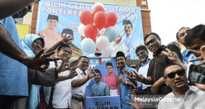 Menteri Besar Selangor, Amiruddin Shaari ketika melancarkan bilik gerakan PKR sambil diiringi Calon Parti Keadilan Rakyat (PKR) N.49 Sungai Kandis, Mohd Zawawi Ahmad Mughni dan penyokong PKR pada Majlis Pelancaran Bilik Gerakan Utama Parti Keadilan Rakyat (PKR) sempena Pilihan Raya Kecil N.49 Sungai Kandis di Jalan Bukit Kemuning, Seksyen 34, Shah Alam, Selangor. foto AFFAN FAUZI, 22 JULAI 2018