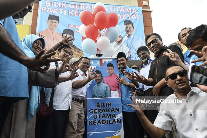 Menteri Besar Selangor, Amiruddin Shaari ketika melancarkan bilik gerakan PKR sambil diiringi Calon Parti Keadilan Rakyat (PKR) N.49 Sungai Kandis, Mohd Zawawi Ahmad Mughni dan penyokong PKR pada Majlis Pelancaran Bilik Gerakan Utama Parti Keadilan Rakyat (PKR) sempena Pilihan Raya Kecil N.49 Sungai Kandis di Jalan Bukit Kemuning, Seksyen 34, Shah Alam, Selangor. foto AFFAN FAUZI, 22 JULAI 2018