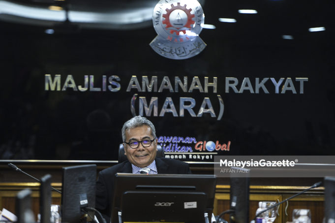 Menteri Pembangunan Usahawan, Mohd Redzuan Yusof mempengerusikan mesyuarat khas Majlis Amanah Rakyat (MARA) ketika mengadakan lawatan kerja ke MARA di Bilik Gerakan, Ibu Pejabat Mara, Kuala Lumpur. foto AFFAN FAUZI, 23 JULAI 2018.