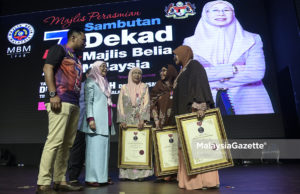 Timbalan Perdana Menteri, Datuk Seri Dr. Wan Azizah Wan Ismail (dua kiri) diiringi Presiden Majlis Belia Malaysia, Mua’amar Ghadafi Jamal Jamaludin (kiri) beramah mesra dengan penerima pingat bakti belia pada Sambutan dan Jamuan 7 Dekad Majlis Belia Malaysia (MBM) di Bangi Avenue Convention Centre (BACC), Bangi. foto SYAFIQ AMBAK, 23 JULAI 2018
