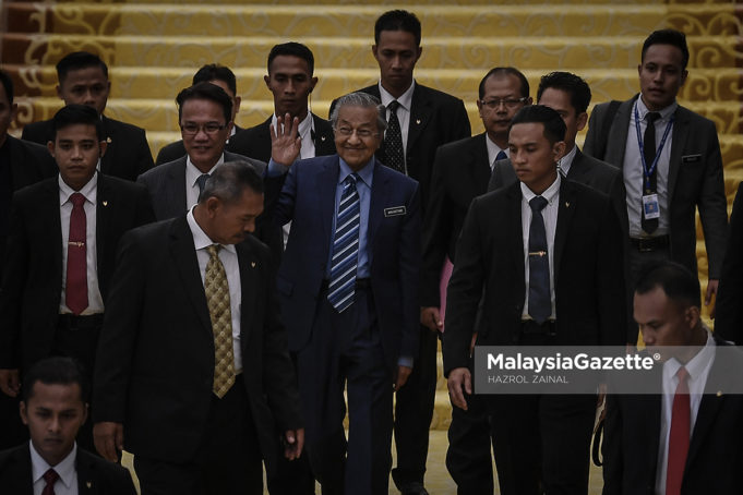 Perdana Menteri merangkap Ahli Parlimen Langkawi, Tun Mahathir Mohamad melambai tangan ketika hadir pada Sidang Dewan Rakyat di Bangunan Parlimen, Kuala Lumpur. foto HAZROL ZAINAL, 23 JULAI 2018.