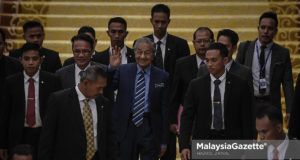 Perdana Menteri merangkap Ahli Parlimen Langkawi, Tun Mahathir Mohamad melambai tangan ketika hadir pada Sidang Dewan Rakyat di Bangunan Parlimen, Kuala Lumpur. foto HAZROL ZAINAL, 23 JULAI 2018.