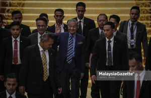 Perdana Menteri merangkap Ahli Parlimen Langkawi, Tun Mahathir Mohamad melambai tangan ketika hadir pada Sidang Dewan Rakyat di Bangunan Parlimen, Kuala Lumpur. foto HAZROL ZAINAL, 23 JULAI 2018.