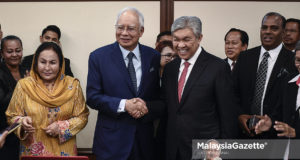 Bekas Perdana Menteri merangkap Ahli Parlimen Pekan, Datuk Seri Najib Tun Razak bersalaman dengan Ketua Pembangkang merangkap Ahli Parlimen Bagan Datuk, Datuk Seri Ahmad Zahid Hamidi (dua kanan) sambil diperhatikan isterinya, Datin Seri Rosmah Mansor (kiri) selepas menyambut ulang tahun beliau pada Sidang Dewan Rakyat di Bangunan Parlimen, Kuala Lumpur. foto HAZROL ZAINAL, 23 JULAI 2018.