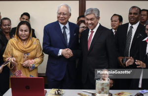 Bekas Perdana Menteri merangkap Ahli Parlimen Pekan, Datuk Seri Najib Tun Razak bersalaman dengan Ketua Pembangkang merangkap Ahli Parlimen Bagan Datuk, Datuk Seri Ahmad Zahid Hamidi (dua kanan) sambil diperhatikan isterinya, Datin Seri Rosmah Mansor (kiri) selepas menyambut ulang tahun beliau pada Sidang Dewan Rakyat di Bangunan Parlimen, Kuala Lumpur. foto HAZROL ZAINAL, 23 JULAI 2018.