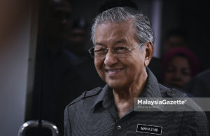 Perdana Menteri Tun Dr Mahathir Mohamad enggan mengulas dakwaan Datuk Seri Najib Tun Razak kononnya beliau telah dianiaya.