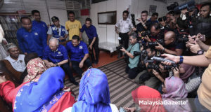 Bekas Pengerusi Barisan Nasional (BN), Datuk Seri Najib Tun Razak bersama calon BN Dewan Undangan Negeri Sungai Kandis, Datuk Lokman Noor Adam (kanan) beramah mesra dengan seorang penduduk, Norazimah Jalmo (tengah) sempena kempen Pilihan Raya Kecil (PRK) Sungai Kandis di Kampung Sungai Kandis, Shah Alam, Selangor. foto HAZROL ZAINAL, 25 JULAI 2018.