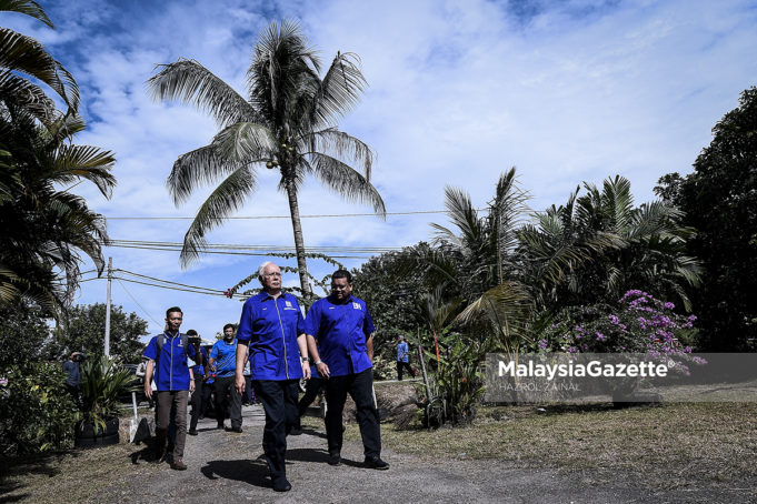 Bekas Pengerusi Barisan Nasional, Datuk Seri Najib Tun Razak bersama Calon Barisan Nasional (BN) kerusi Dewan Undangan Negeri Sungai Kandis, Datuk Lokman Noor Adam (kanan) ketika hadir sesi walkabout sempena kempen Pilihan Raya Kecil (PRK) Sungai Kandis di Kampung Sungai Kandis, Shah Alam, Selangor. foto HAZROL ZAINAL, 25 JULAI 2018.