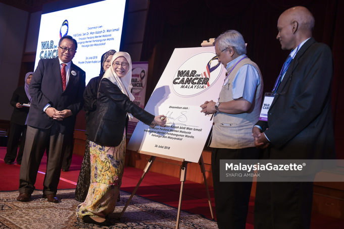MGF26072018_KEMPEN MEMERANGI TERHADAP KANSER05 Wan Azizah Wan Ismail
