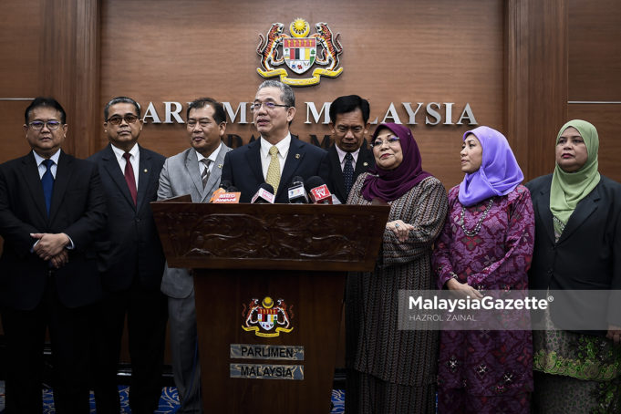 MGF26072018_SIDANG PARLIMEN14 Ahli Parlimen Petra Jaya, Datuk Seri Fadillah Yusof (tengah) bercakap pada sidang media di Bangunan Parlimen, Kuala Lumpur. foto HAZROL ZAINAL, 26 JULAI 2018.
