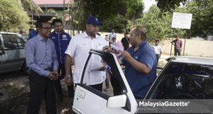 Calon Barisan Nasional (BN), Datuk Lokman Noor Adam beramah mesra bersama orang ramai pada sesi walkabout di Sekolah Kebangsaan Kampung Johan Setia, Klang, Selangor. foto AFIQ RAZALI, 26 JULAI 2018.