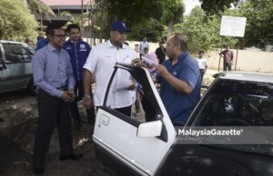 Calon Barisan Nasional (BN), Datuk Lokman Noor Adam beramah mesra bersama orang ramai pada sesi walkabout di Sekolah Kebangsaan Kampung Johan Setia, Klang, Selangor. foto AFIQ RAZALI, 26 JULAI 2018.