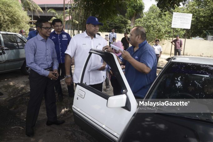 Calon Barisan Nasional (BN), Datuk Lokman Noor Adam beramah mesra bersama orang ramai pada sesi walkabout di Sekolah Kebangsaan Kampung Johan Setia, Klang, Selangor. foto AFIQ RAZALI, 26 JULAI 2018.