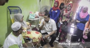 Calon Barisan Nasional, Datuk Lokman Noor Adam menziarahi Siti Rahani Ahmad, 67 yang menghidap sakit buah pinggang pada sesi Ziarah Kasih Masyarakat sempena Kempen Pilihan Raya Kecil (PRK) kerusi Dewan Undangan Negeri Sungai Kandis di Taman Setia, Kampung Johan Setia, Klang, Selangor. foto AFIQ RAZALI, 26 JULAI 2018.