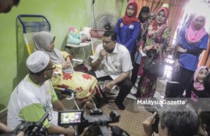 Calon Barisan Nasional, Datuk Lokman Noor Adam menziarahi Siti Rahani Ahmad, 67 yang menghidap sakit buah pinggang pada sesi Ziarah Kasih Masyarakat sempena Kempen Pilihan Raya Kecil (PRK) kerusi Dewan Undangan Negeri Sungai Kandis di Taman Setia, Kampung Johan Setia, Klang, Selangor. foto AFIQ RAZALI, 26 JULAI 2018.