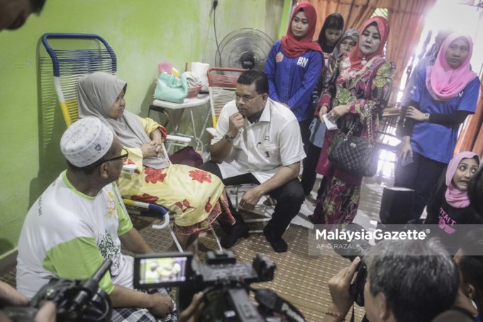 Calon Barisan Nasional, Datuk Lokman Noor Adam menziarahi Siti Rahani Ahmad, 67 yang menghidap sakit buah pinggang pada sesi Ziarah Kasih Masyarakat sempena Kempen Pilihan Raya Kecil (PRK) kerusi Dewan Undangan Negeri Sungai Kandis di Taman Setia, Kampung Johan Setia, Klang, Selangor. foto AFIQ RAZALI, 26 JULAI 2018.