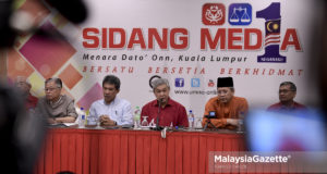 Presiden UMNO, Datuk Seri Ahmad Zahid Hamidi (tengah) bercakap pada sidang media selepas Mesyuarat Majlis Tertinggi UMNO sambil diiringi Timbalan Presiden UMNO, Datuk Seri Mohamad Hasan (dua kiri), Setiausaha Agung UMNO, Tan Sri Annuar Musa (dua kanan) dan Ahli-Ahli Majlis Tertinggi UMNO di Menara Dato' Onn, Pusat Dagangan Dunia Putra (PWTC), Kuala Lumpur. foto FAREEZ FADZIL, 27 JULAI 2018
