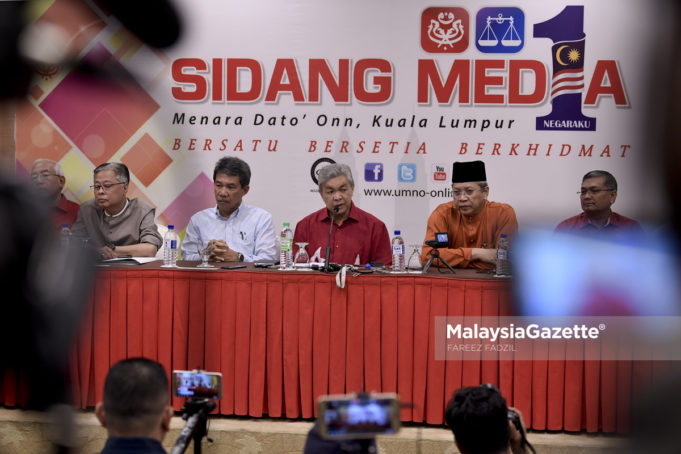 Presiden UMNO, Datuk Seri Ahmad Zahid Hamidi (tengah) bercakap pada sidang media selepas Mesyuarat Majlis Tertinggi UMNO sambil diiringi Timbalan Presiden UMNO, Datuk Seri Mohamad Hasan (dua kiri), Setiausaha Agung UMNO, Tan Sri Annuar Musa (dua kanan) dan Ahli-Ahli Majlis Tertinggi UMNO di Menara Dato' Onn, Pusat Dagangan Dunia Putra (PWTC), Kuala Lumpur. foto FAREEZ FADZIL, 27 JULAI 2018