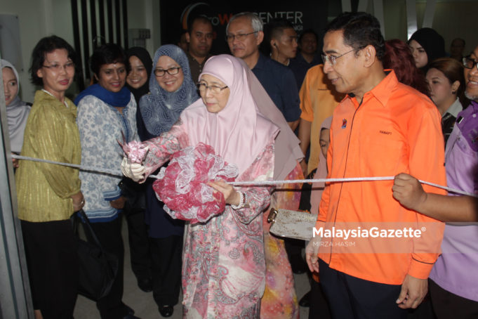 Timbalan Perdana Menteri, Datuk Seri Wan Azizah Wan Ismail merasmikan Galeri Prowell sempena Program Lawatan Turun Padang, di Pusat Latihan Perindustrian dan Pemulihan (PLPP), Selangor. foto MIRZA HASIM, 28 JULAI 2018.
