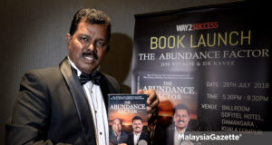 enulis, Dr. Ravee Packirisamy bergambar bersama buku pada sidang media pada Majlis Pelancaran Buku The Abundance Factor di Hotel Sofitel Damansara, Kuala Lumpur. foto IQBAL BASRI, 29 JULAI 2018