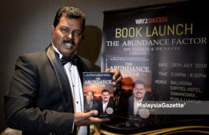 enulis, Dr. Ravee Packirisamy bergambar bersama buku pada sidang media pada Majlis Pelancaran Buku The Abundance Factor di Hotel Sofitel Damansara, Kuala Lumpur. foto IQBAL BASRI, 29 JULAI 2018