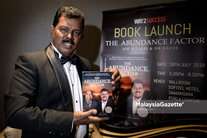 enulis, Dr. Ravee Packirisamy bergambar bersama buku pada sidang media pada Majlis Pelancaran Buku The Abundance Factor di Hotel Sofitel Damansara, Kuala Lumpur. foto IQBAL BASRI, 29 JULAI 2018