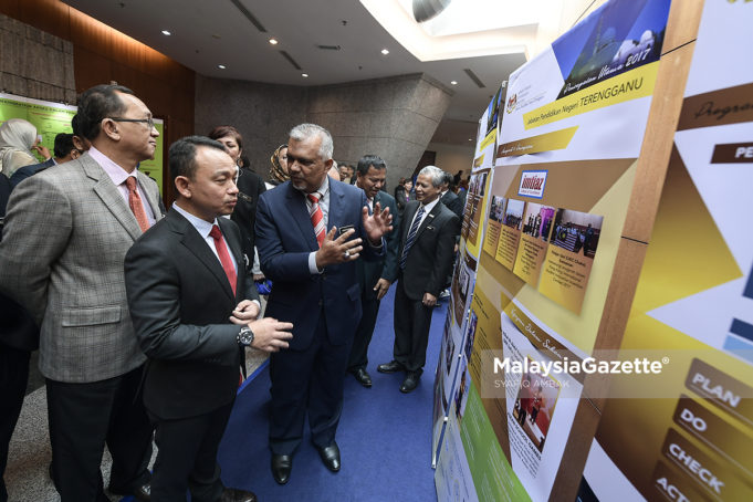 Menteri Pendidikan Malaysia, Dr. Maszlee Malik (dua kiri) diberi keterangan oleh Pengarah Pendidikan Negeri Terengganu, Shafruddin Ali Hussin (tiga kiri) pada majlis Pelancaran Laporan Tahunan 2017 di Auditorium Parcel, Kementerian Pendidikan Malaysia, Putrajaya. foto SYAFIQ AMBAK, 30 JULAI 2018