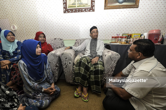 Ketua Pergerakan Wanita UMNO, Datuk Noraini Ahmad bersama Calon Barisan Nasional (BN) N.49 Sungai Kandis, Datuk Lokman Noor Adam (kanan) beramah mesra bersama Bekas Calon PAS Sungai Kandis, Mohd Yusof Abdullah (tengah) pada Program Ziarah Kasih sempena kempen Pilihan Raya Kecil N. 49 Sungai Kandis di Lorong Abdullah, Batu 7, Jalan Kebun, Shah Alam, Selangor. foto AFFAN FAUZI, 30 JULAI 2018